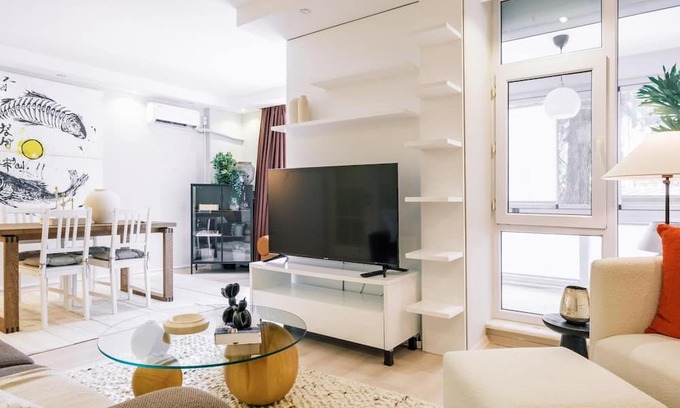 Besiktas Apartamento | Chic Flat w Closed Balcony 10 min to Bebek Shore