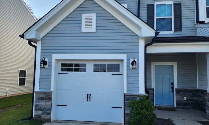 Harwood Lane Casa | NEW townhome 5 minutes from Whitewater center. 12 minutes from the CLT airport