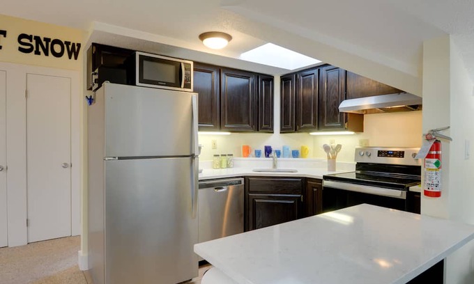 West Dover Apartamento | West Dover Condo w/ Fireplace: Half Mi to Mt. Snow