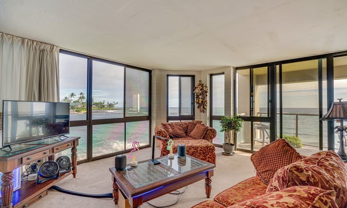 Poipu Apartamento | Colorful Poipu Condo w/ Expansive Ocean Views!
