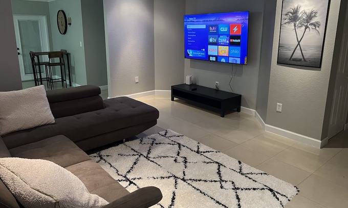 Princeton Casa | Beautiful 3 bedroom 2 bath room house with tons of amenities right outside Miami