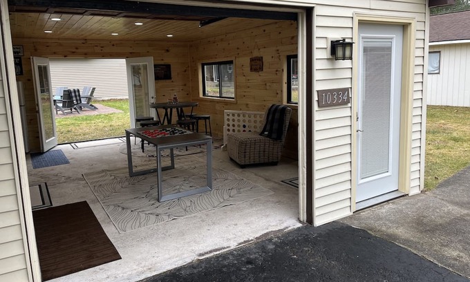 Higgins Lake Cabina | 4 minute walk to water access! New mattresses, Game Room and outdoor Fire Pit!