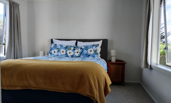 Waitarere Beach Casa | The Seashell - central, private, comfortable Incl bedding and linen, wifi