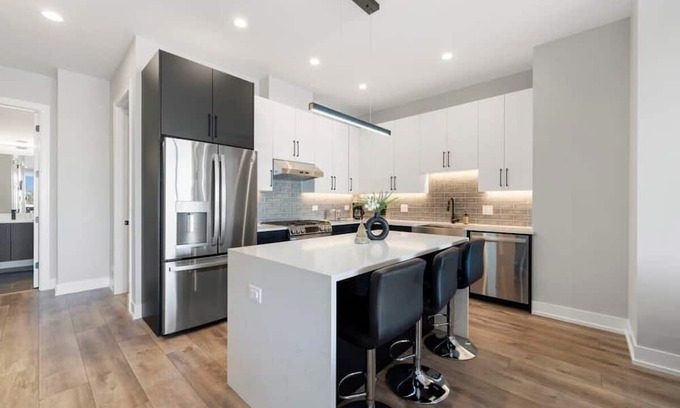Lower West Side Apartamento | Cozy Chicago Haven w/High Speed Internet & Balcony