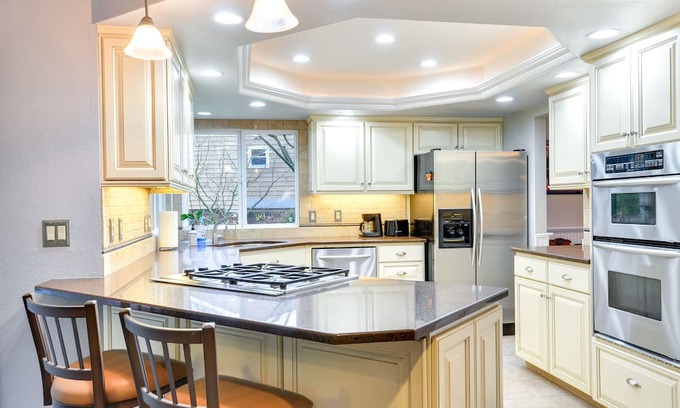 Cedar Hills Casa | Charming Portland Home: Yard, Deck & Fireplace!