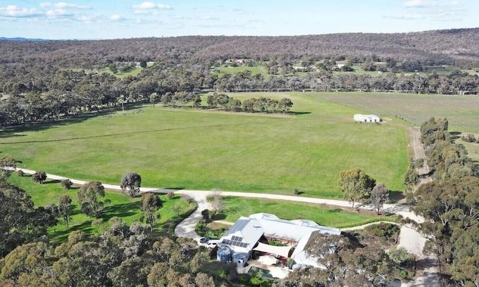 Heathcote Otro | Bring everyone together in this Heathcote Homestead with pool & vineyard.