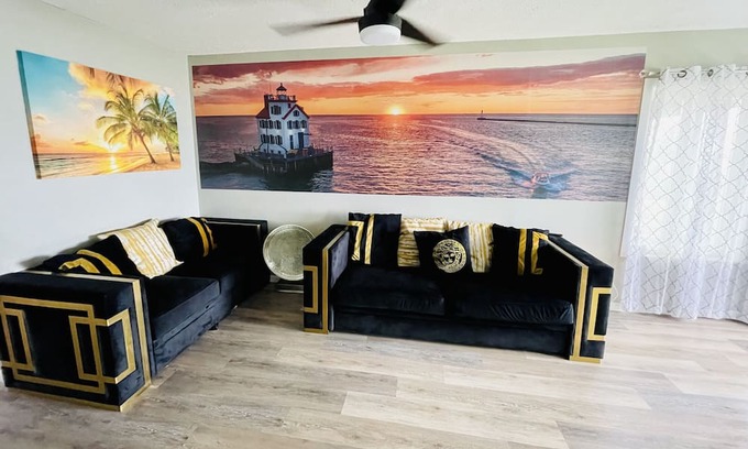 Sheffield Lake Villa | Romantic/Fam Lake House Getaway Near by all attractions/ downtown and airport
