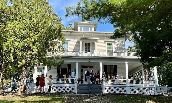 Janesville Cama Y Desayuno | Century Elms Bed and Breakfast