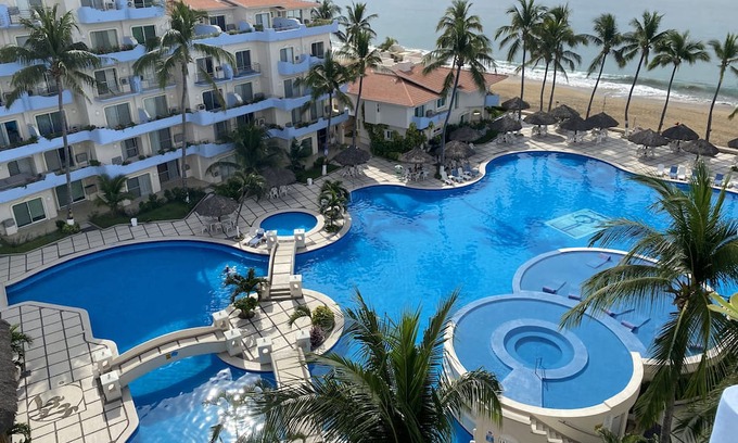 Fovissste Condominio | Oceanfront Condo with Incredible Pool and Central Location