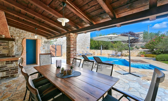 Susnjici Villa | Rustic Villa Simone with pool for 8 persons is located 8 km from Porec