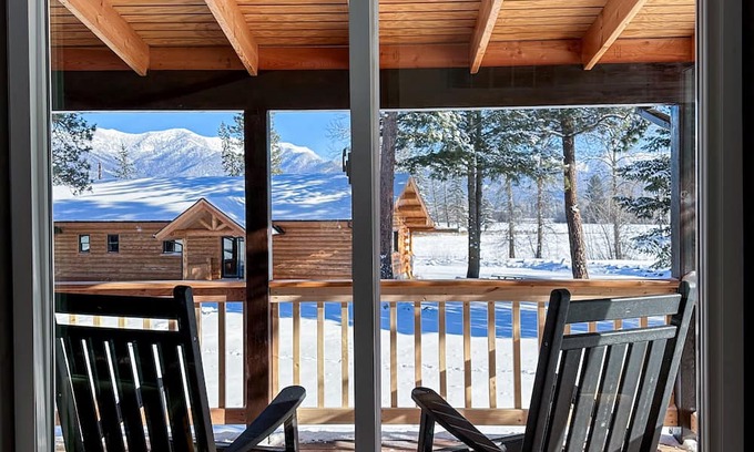 Creston Cabina | Nordic Cottage Style Cabin. 30 Mins from Glacier Park. Mtn Views and Pond Onsite