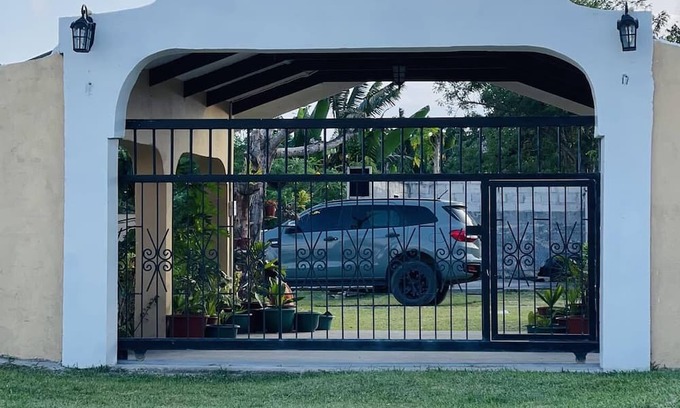 Port Vila Cama Y Desayuno | Fully equipped B&B, 4 minutes WALK from the airport & 7 minutes drive to town!
