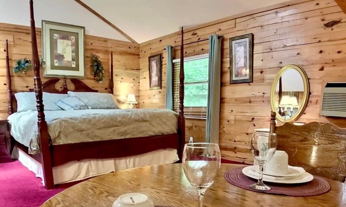 Eureka Springs Cabina | Wisteria Lane 2 Secluded, Front Porch, Spa Tub