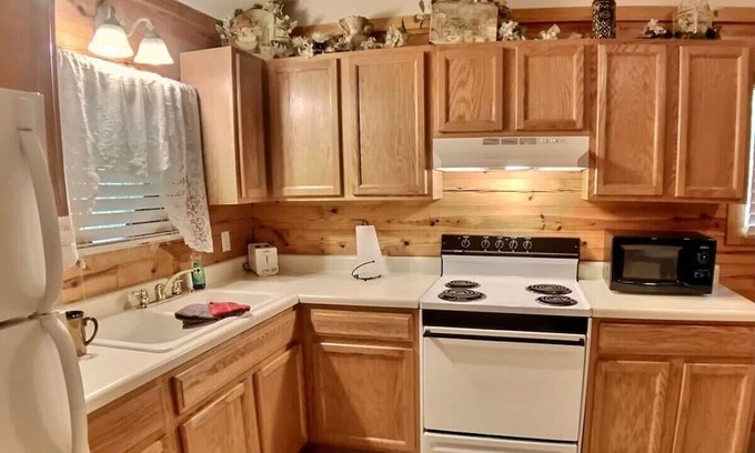 Eureka Springs Cabina | Wisteria Lane 4 Secluded, XL front porch, Spa Tub
