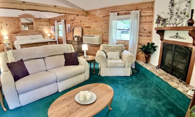 Eureka Springs Cabina | Wisteria Lane 01 Secluded in Ozarks, Large Spa Tub