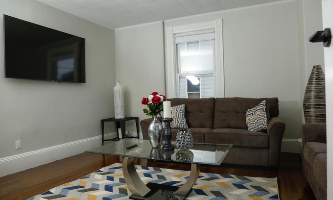Lynn Apartamento | Cozy Luxurious Lynn Apartment, nearby historic Salem, MA, Boston, MA & more!