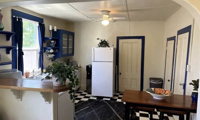 Grass Valley Cabina | Historic cabin with clawfoot tub close to downtown