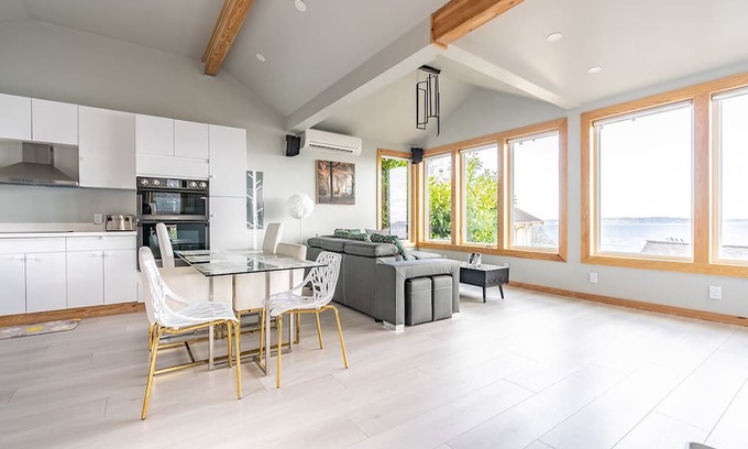 West Seattle Casa | Breathtaking View of the Puget Sound , 5 min walk to Alki Beach, Newly Built