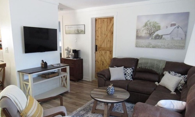 Millersburg Cabaña | Leave your worries behind. Come in and get cozy!