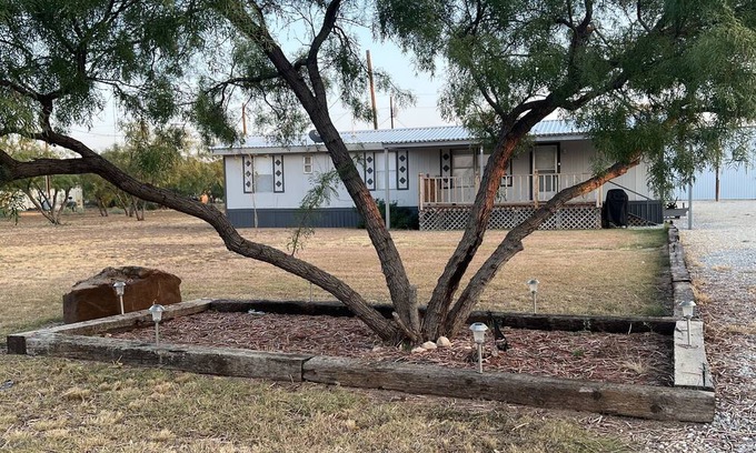 Voss Casa | Lake Life Rentals Runaway Place @ O.H. Ivie - About 2 miles from boat ramps.