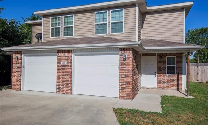 Bentonville Condominio | Spacious mid century modern condo - Pet Friendly - Bikers Dream