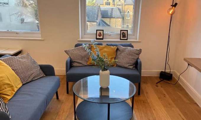 Epsom Apartamento | Amazing 1bed Epsom High Street - 2 East St