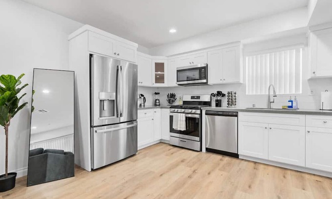 Compton Casa | Stylish New home Near DTLA, Disneyland, SOFI