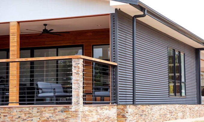 Monash Casa | River access, bush views, newly renovated house, 5 minutes to town.