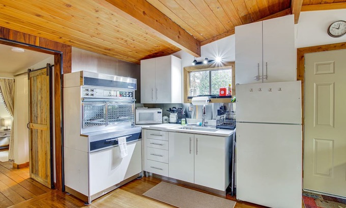 Lime Kiln Cabina | Arlington Creekside Cabin w/ Hot Tub & Fire Pit!
