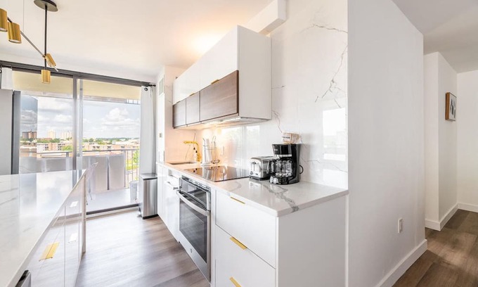 Landmark Apartamento | Trendy Landmark 2BR w/ Pool, nr Shopping & Restaurants, by Blueground