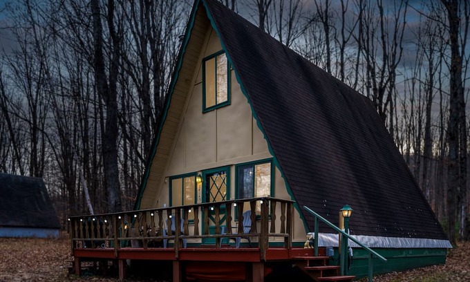 Boyne Falls Cabina | 10 min to Boyne Mountain - Cozy A-Frame Cabin - Springbrook Retreat