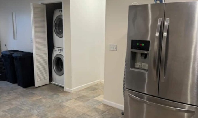 McGinley Square Casa | V2 please contact host before booking! This is private room, not entire place
