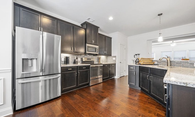 Cliftondale Casa | 3 Bedroom Fully Furnished Townhouse with Large Media Room and Large Rear Deck