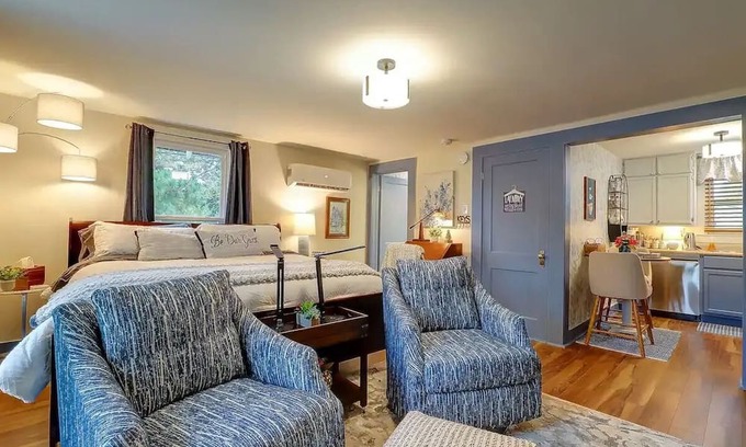 Texarkana Casa | Pecan Carriage House: Stylish, cozy, & safe
