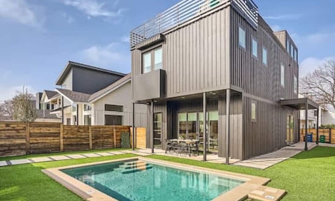Chestnut Casa | New! 4 BDRM w/POOL Mins To DT