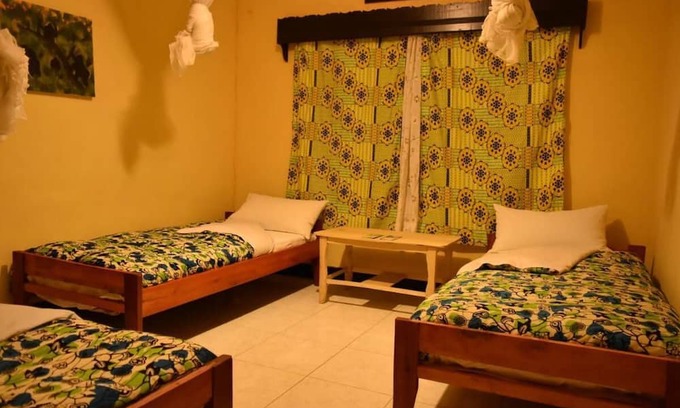 Ruhengeri Cama Y Desayuno | Amahoro Guest House - Triple Room With Shared Bathroom
