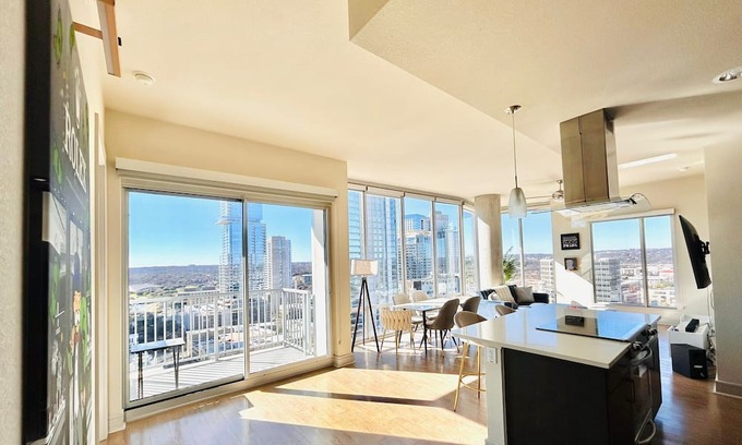 Civic District Apartamento | Heart of Austin 2BR: Pool, Gym, & Amazing Views!
