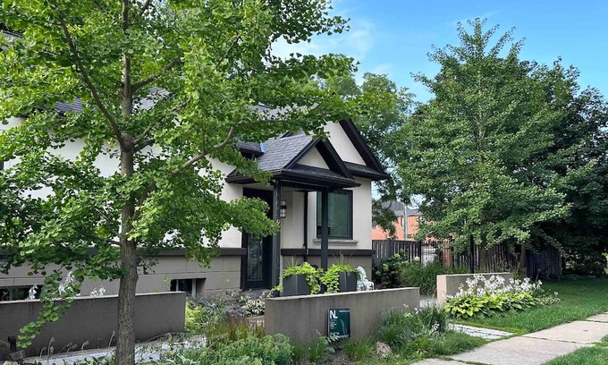 Dundas Cama Y Desayuno | Located in the beautiful town of Dundas near trails, parks and water falls