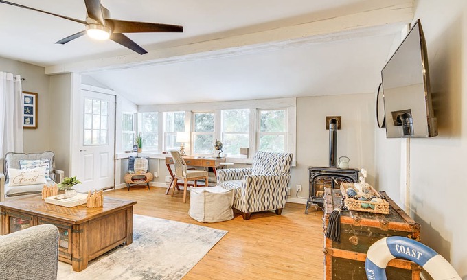 Wolcott Cabaña | Cozy East Bay Cottage - Walk to Chimney Bluffs!