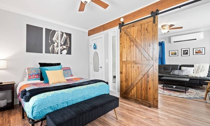 North Kansas City Apartamento | Lovely 1BR 2ndFloor Apt Desirable Location