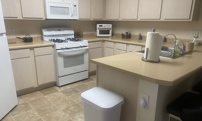 Villages of Green Valley Casa | Stunning Mountain View All Ages Green Valley Townhome - 2 Bedrooms and 2 Baths!