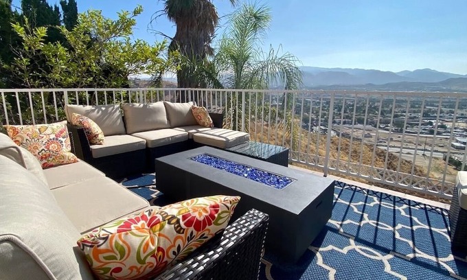 Canyon Country Casa | Southern California Dreaming... Massive Home to Enjoy