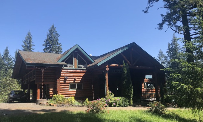 Eugene Casa | Spectacular log lodge on 5 acres of parkland 10 minutes from the city of Eugene