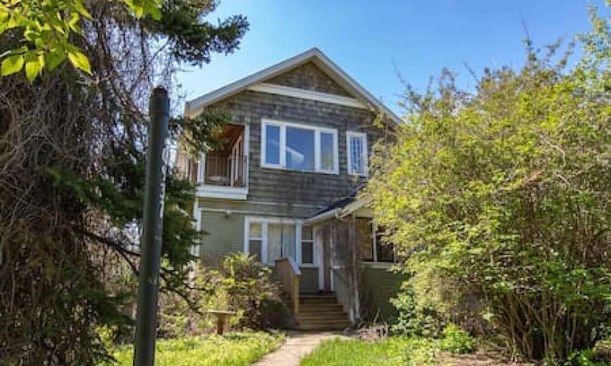 Hinton Casa | Air Conditioned 5-Br/3-Ba | Private Pool & Hot Tub | Pool Table & Home Theatre