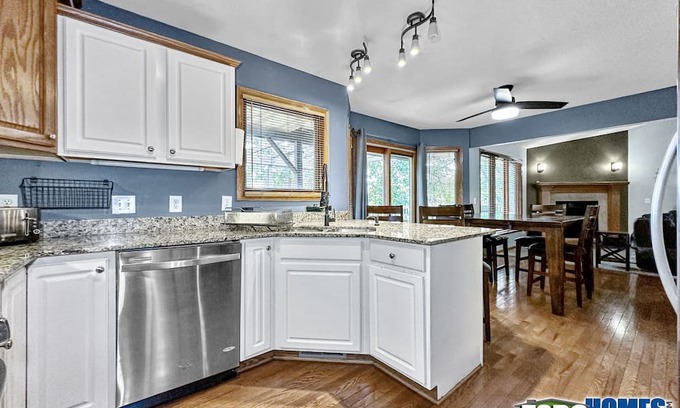 Pleasant Hill Casa | Executive house just 10 min Downtown Des Moines 5BR 3 1/2bath 2car Indoor garage
