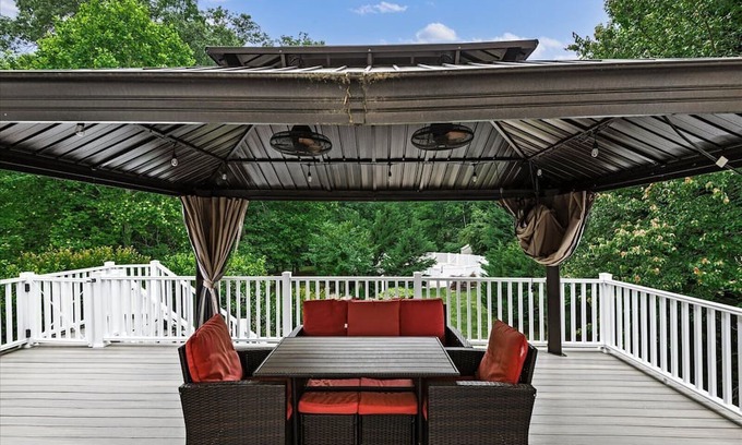 Mineral Casa | gather 'round the firepit, chill by the pool or go jump in the lake-it's nearby!