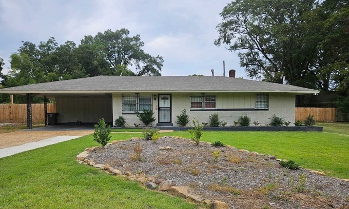 Whitehaven Casa | Chic Rancher 7BR Compound Near Graceland &Airport