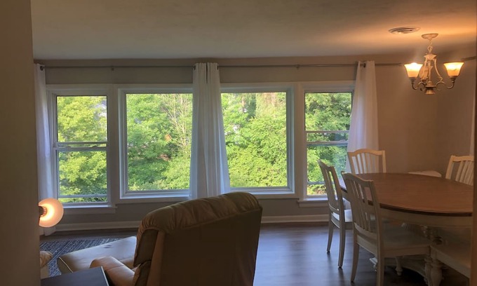 Chardon Apartamento | “Sojourn On South” Comfortable and Quiet 2 Bedroom Apartment