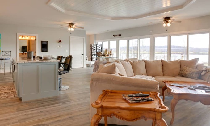 Florence Casa | Waterfront Retreat w/ Dock on Turtle Creek Bay!