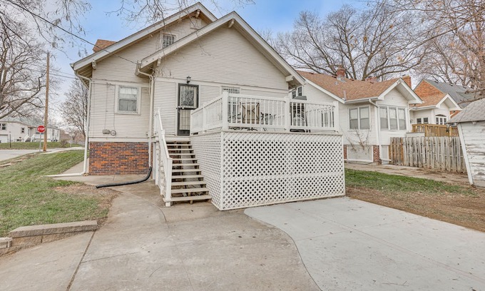 Aksarben - Elmwood Park Casa | Pet-Friendly Omaha Vacation Rental with Deck!